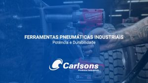 Mão de um profissional manuseando uma ferramenta pneumática industrial da marca Milwaukee em um ambiente de oficina, com o logotipo da Carlsons Produtos Industriais no canto superior esquerdo.