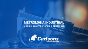 Banner com paquímetro digital sobre fundo azul e texto Metrologia Industrial - O que é, sua importância e aplicações da marca Carlsons.