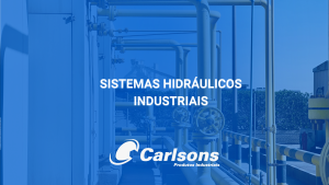 Sistemas hidráulicos industriais em ambiente fabril com tubulações e identidade visual da Carlsons Produtos Industriais.