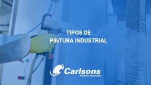 Imagem de destaque sobre tipos de pintura industrial, mostrando aplicação de pintura com pistola em ambiente industrial, com o título “Tipos de Pintura Industrial” e a marca Carlsons Produtos Industriais.
